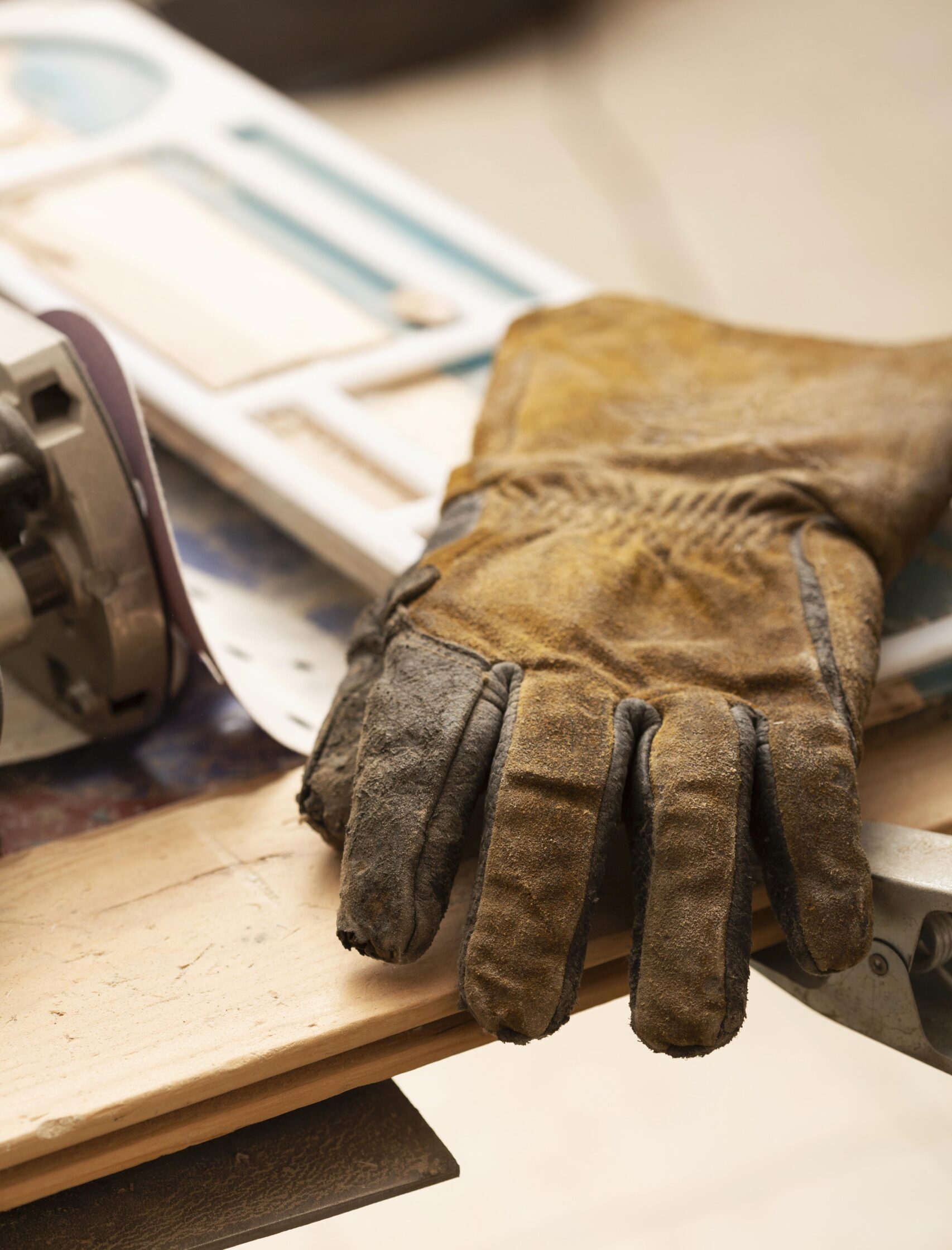 leather-gloves-artisan-job-table